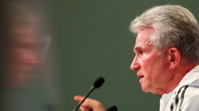 Heynckes dalam konferensi pers di Muenchen. (Foto: Reuters/Michael Dalder)