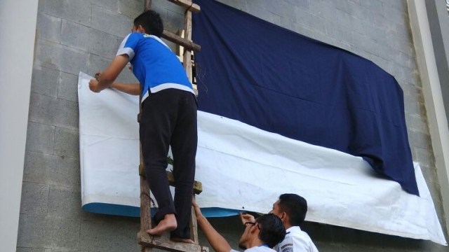 Kaligrafi di Masjid Ar-Robothoh ditutup (Foto: Twitter @NetizenTofa)