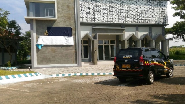 Kaligrafi di Masjid Ar-Robothoh ditutup (Foto: Twitter @NetizenTofa)