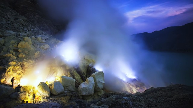 Blue Fire Kawah Ijen. (Foto: Flickr/weera sunparsa)