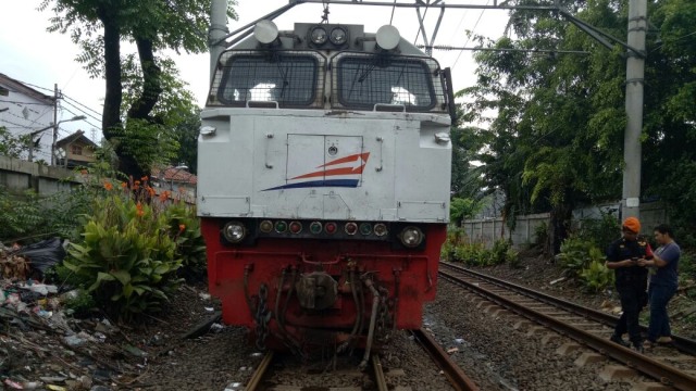 Kecelakaan truk box dengan kereta api barang. (Foto: Twitter @TMCPoldaMetro)
