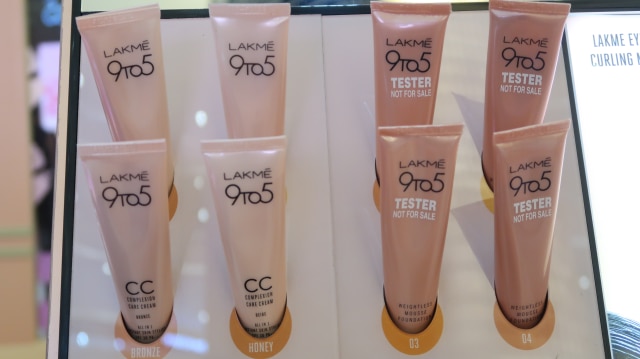 LAKME 9to5 foundation mousse (Foto: dok. Intan Kemala Sari/kumparan)