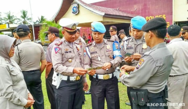 Kapolres Sijunjung Tertibkan Anggotanya, Sebelum Tertibkan Masyarakat Dalam Berlalu Lintas