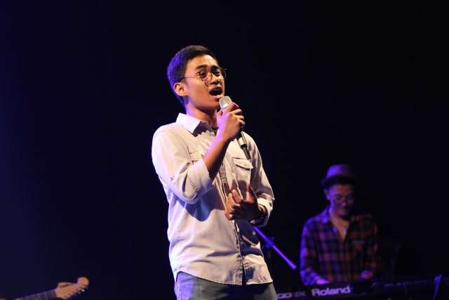 Kunto Aji & Adhitia Sofya Bikin Galau di acara Diesnatalis President University ke-16 !