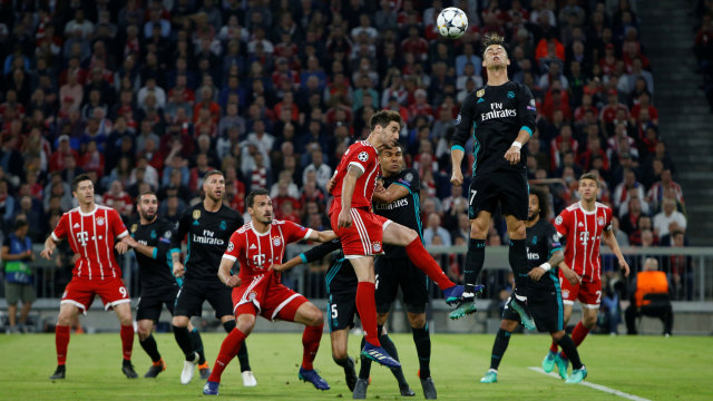 Ronaldo berduel dengan Martinez. (Foto:  REUTERS/Michaela Rehle)