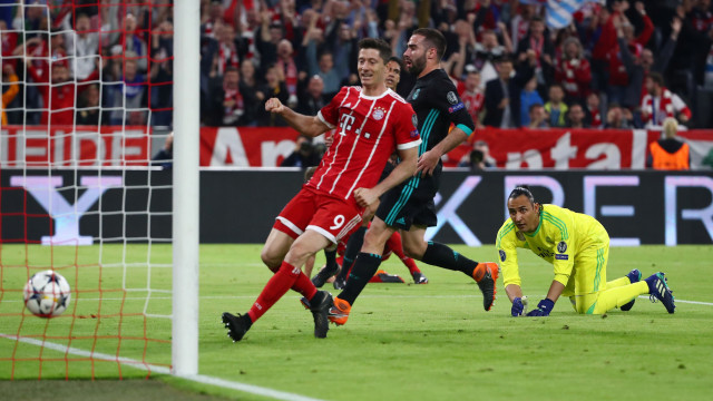 Kimmich dan Lewandowski di laga vs Madrid. (Foto: REUTERS/Michael Dalder)