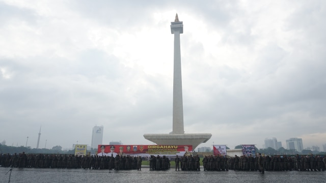 Apel HUT ke-68  Satpol PP di Silang Monas. (Foto: Fanny Kusumawardhani/kumparan)