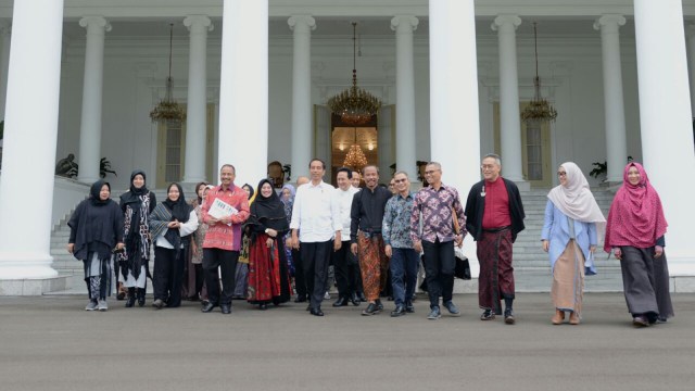 Jokowi dan Desainer Busana Muslim Indonesia (Foto: Dok. Biro Pers Setpres)