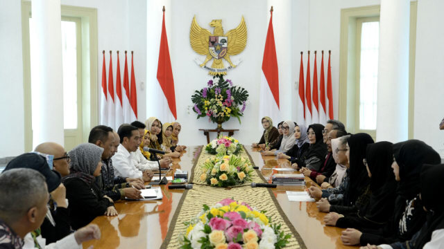 Jokowi dan Desainer Busana Muslim Indonesia (Foto: Dok. Biro Pers Setpres)