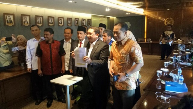 Fadli Zon dan Romo Syafii tandatangani angket TKA. (Foto: Fahrian Saleh/kumparan)