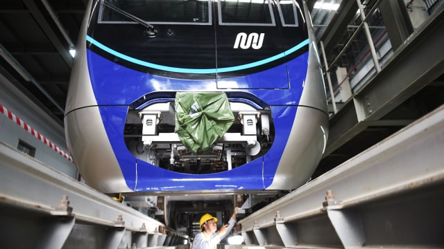 Perawatan rangkaian MRT di Depo Lebak Bulus. (Foto: Antara/Akbar Nugroho Gumay)