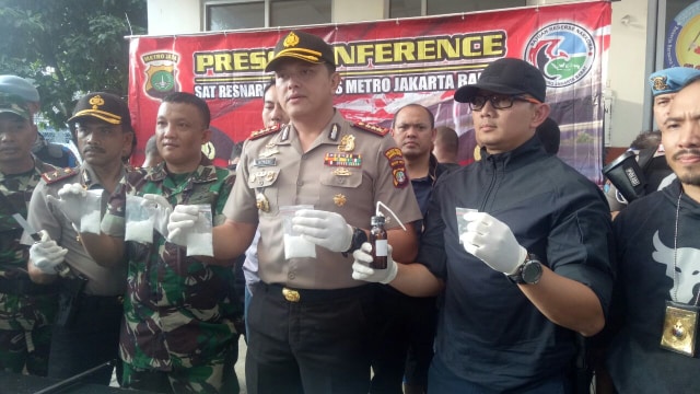 Penangkapan 3 pengedar narkoba di Kampung Ambon. (Foto: Ainul Qalbi/kumparan)