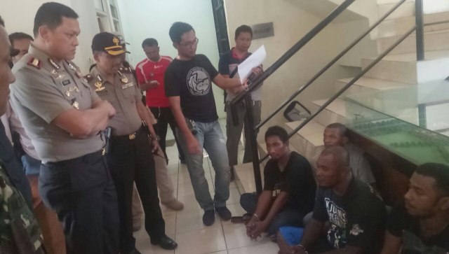 Penangkapan 3 pengedar narkoba di Kampung Ambon. (Foto: Ainul Qalbi/kumparan)