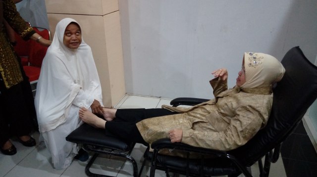 Pijat di Mall Pelayanan Publik Siola, Surabaya. (Foto: Phaksy Sukowati/kumparan)