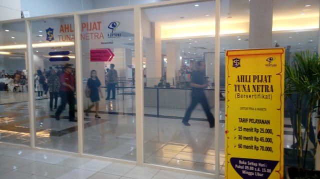 Pijat di Mall Pelayanan Publik Siola, Surabaya. (Foto: Phaksy Sukowati/kumparan)