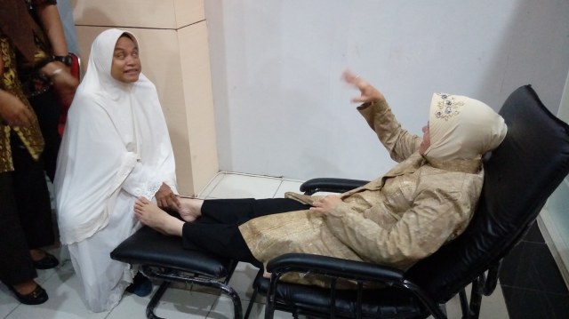 Pijat di Mall Pelayanan Publik Siola, Surabaya. (Foto: Phaksy Sukowati/kumparan)