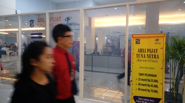 Pijat di Mall Pelayanan Publik Siola, Surabaya. (Foto: Phaksy Sukowati/kumparan)
