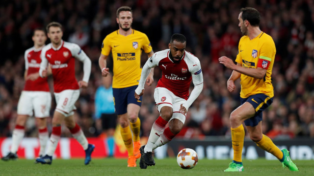 Pemain Arsenal dan Atletico berduel. (Foto: Reuters / Andrew Couldridge)
