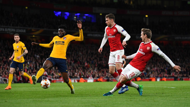 Pemain Atletico menahan sepakan pemain Arsenal. (Foto: Reuters / Dylan Martinez)