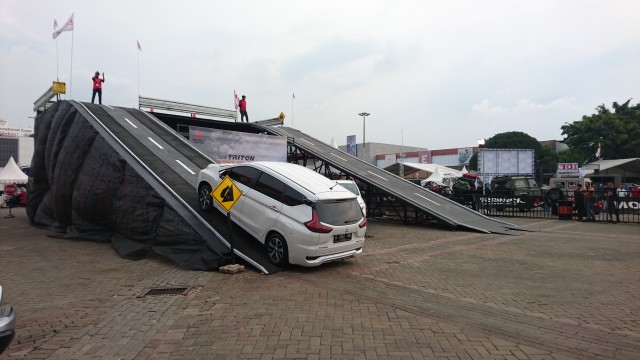 Mitsubishi Xpander di Jalur Sky Bridge (Foto: Alfons Hartanto/kumparanOTO)
