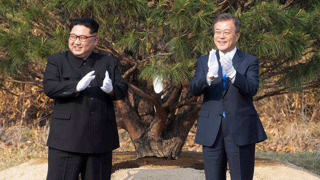 Pertemuan Kim Jong-un dan Moon Jae-in (Foto: Reuters/Korea Summit Press Pool)