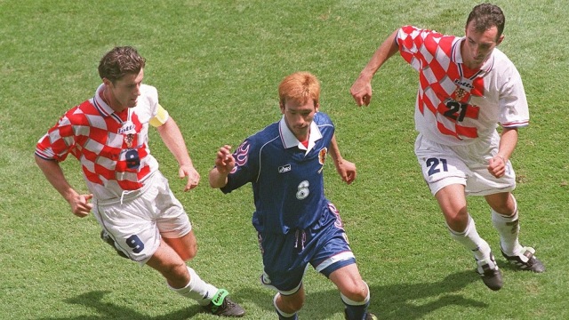 Nakata (tengah) di Piala Dunia 1998. (Foto: Frank Perry/AFP)