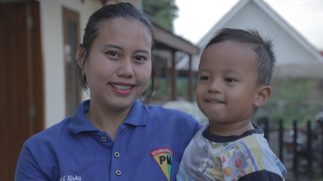 Sertu Devi bersama anaknya (Foto: Retno Whulandhari/kumparan)