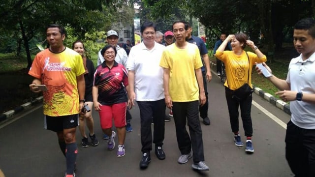 Kaos Kuning Joko Widodo dan Peluang Airlangga Hartarto Menjadi Wakil Presiden
