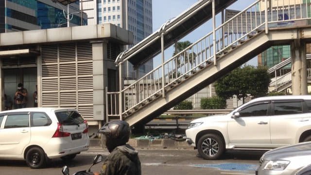 TKP kecelakan bus di Halte Slipi Jaya Foto: Yuana Fatwalloh/kumparan