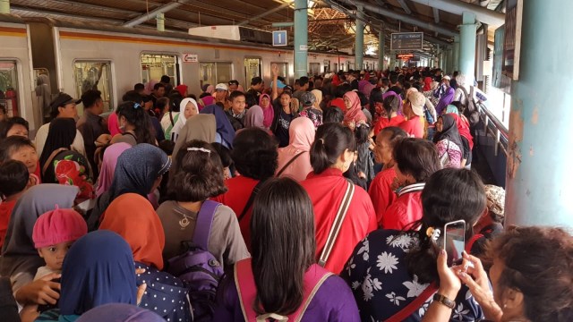 Penumpang Commuter Line membludak di st. Juanda. (Foto: dok. Istimewa)