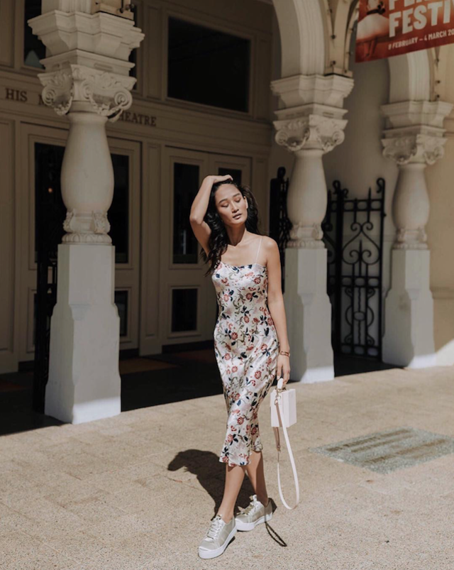 Inspirasi Padu Padan Dress & Sneakers (Foto: Instagram @prettyfrowns)
