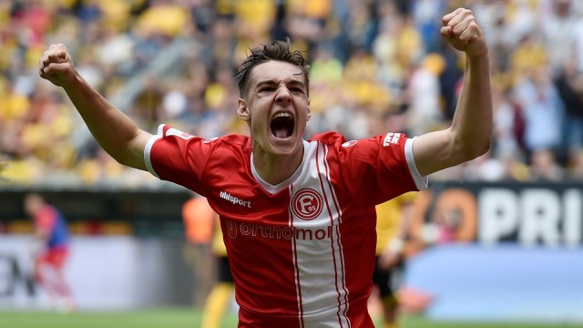 Pemain Fortuna, Florian Neuhaus, merayakan gol. (Foto: Reuters/Matthias Rietschel)