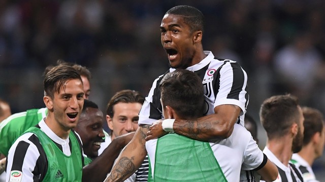 Douglas Costa merayakan gol ke gawang Inter. (Foto: Reuters/Alberto Lingria)