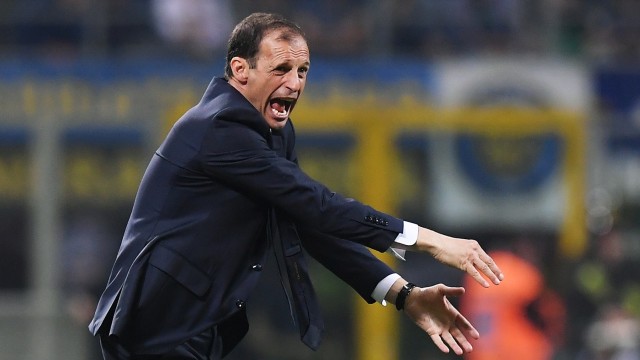 Allegri memberikan instruksi. (Foto: Reuters / Alberto Lingria)