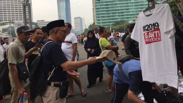 Kaos #2019gantipresiden dijual di CFD HI. (Foto: Fachrul Irwinsyah/kumparan)