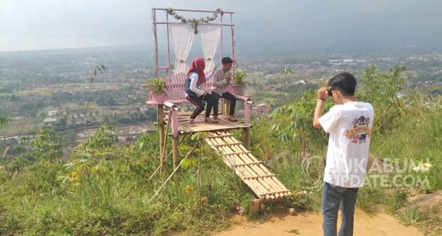 Puncak Gunung Sunda, Spot Foto Prewedding Berlatar Panorama Alam Sukabumi