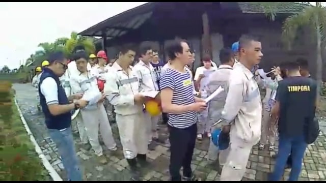 Imigrasi melakukan razia TKA (Foto: Dok. Imigrasi)