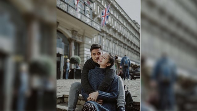 Chicco Jerikho dan Putri Maino di London. (Foto: Abi Ismail)