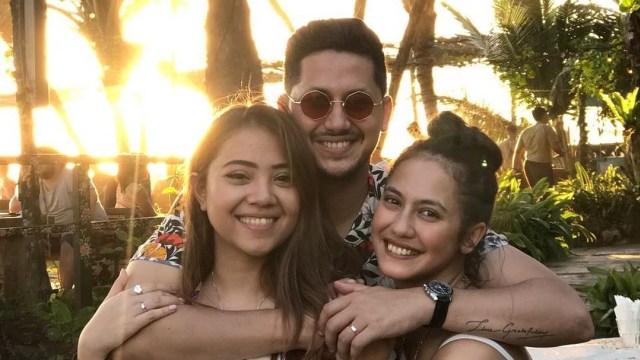 Pevita Pearce bersama Keenan dan istrinya. (Foto: Instagram @pevpearce)