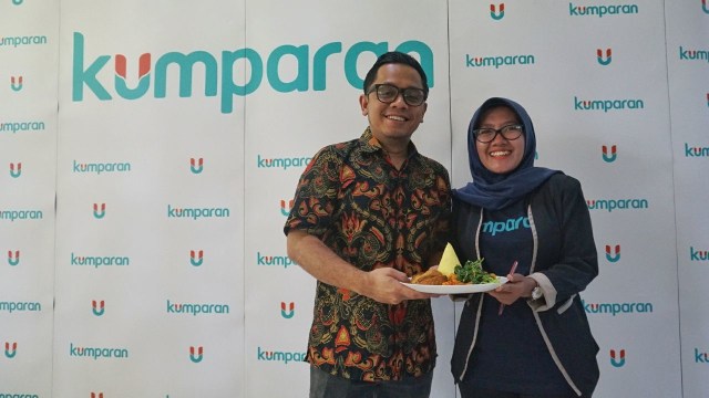 CEO kumparan Hugo Diba memberi potongan tumpeng (Foto: Irfan Adi Saputra/kumparan)