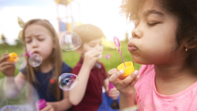 Ilustrasi bermain bubble. (Foto: Thinkstock)