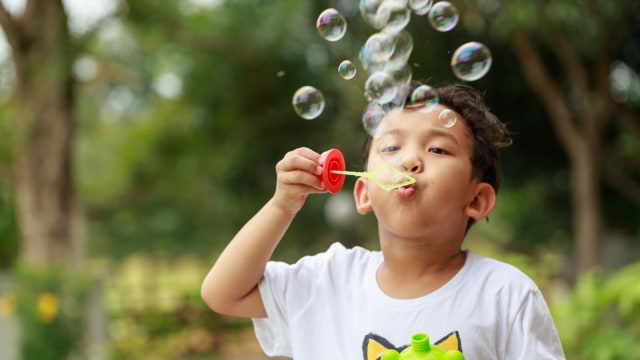 Ilustrasi bermain bubble. (Foto: Thinkstock)