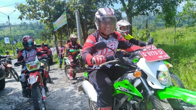 Pemkab Tegal Blusukan dengan Motor Trail untuk Bagikan 100 e-KTP