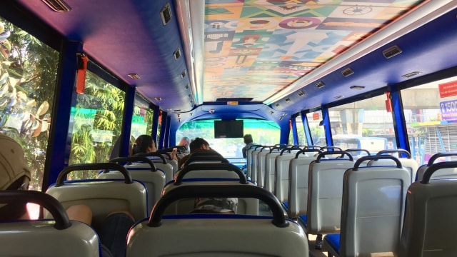 Suasana Bus Wisata Transjakarta (Foto: Shika Arimasen Michi/kumparan)
