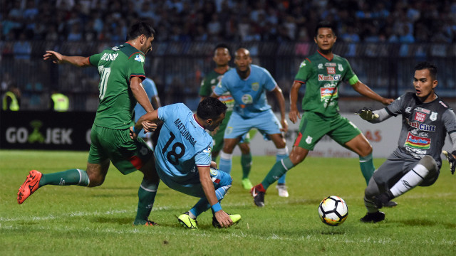 Persela Lamongan vs PSMS Medan. Foto: ANTARA FOTO/M Risyal Hidayat