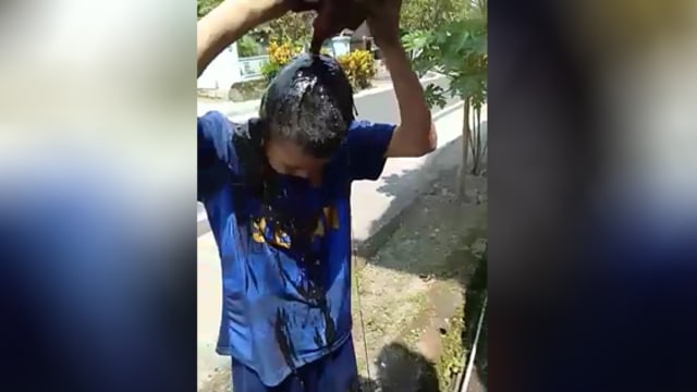 Anak dihukum mandi oli di Yogyakarta (Foto: Dok. Istimewa)