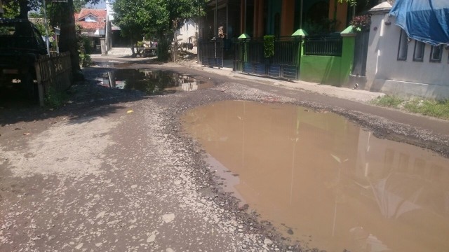 Warga Kalipucang Brebes Swadaya Perbaiki Jalan Kabupaten yang Rusak (1)