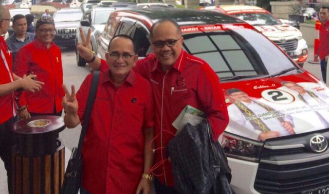 Ruhut mengenakan seragam PDIP (Foto: Dok. Istimewa)