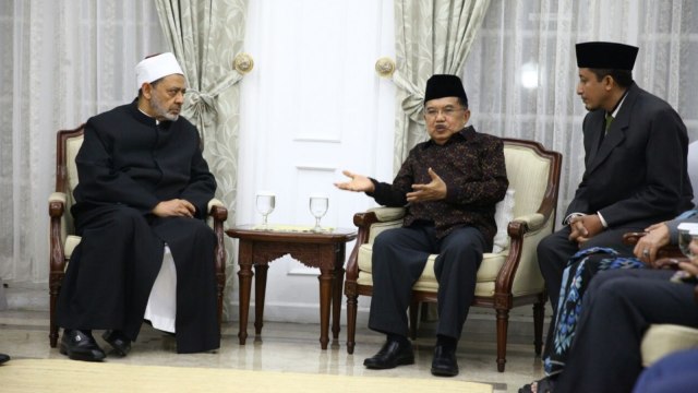 Jusuf Kalla terima Prof Ahmad Thoyyib. (Foto: dok. Tim Media Wapres)