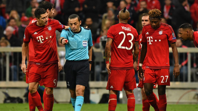 Cuneyt Cakir, wasit asal Turki. (Foto: LUKAS BARTH / AFP)